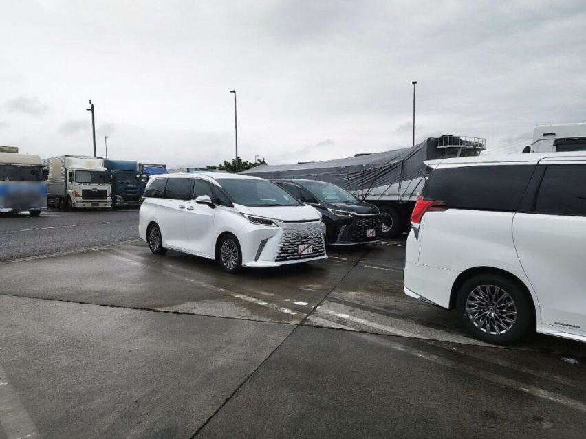 全新雷克萨斯LM白色和黑色实车曝光，外观年轻化了很多