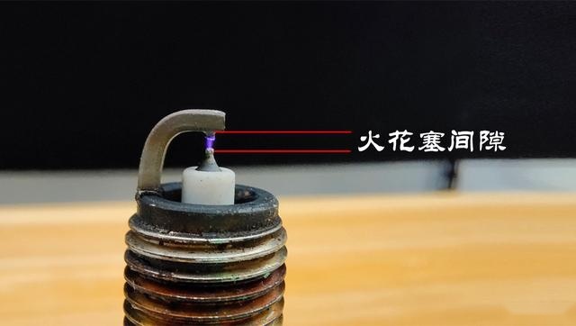 摩托车打不着火：拆下火花塞，小刀刮两下就好了，这是什么原理？