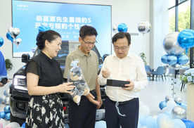 王传福给方程豹车主交车