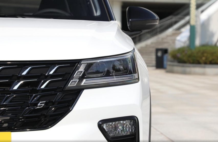 五菱又推出SUV，后排可变“大床房”，搭载1.5T造型霸气，竞争缤越