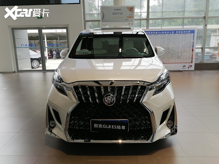体验GL8：外观酷似雷克萨斯，内饰奢华配电视冰箱，价格惊艳吗？