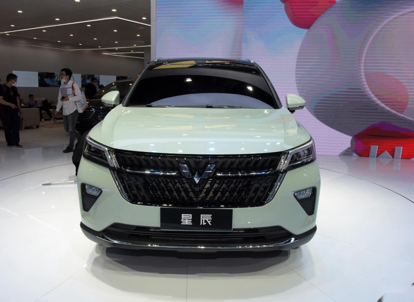 五菱再造神车，全新SUV卖相不错，预计售价7-10万元