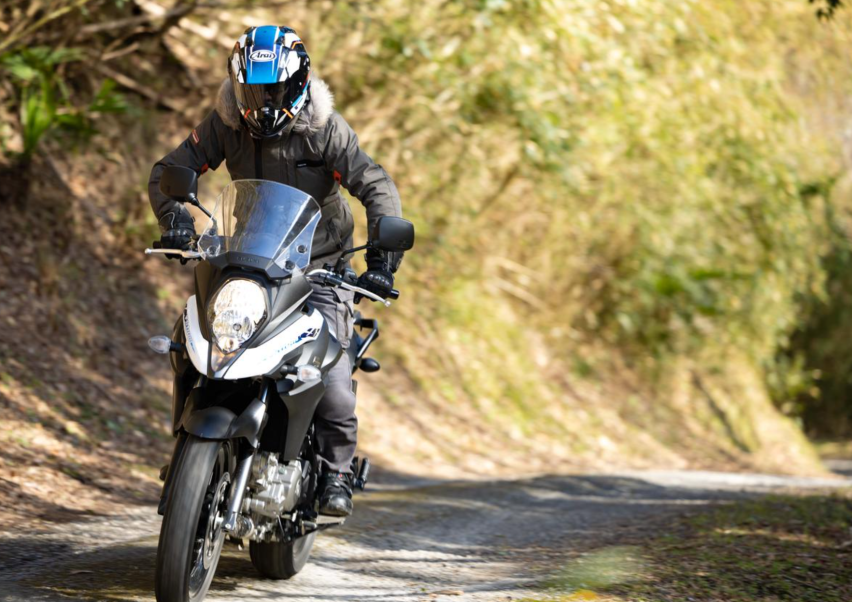 中排量休旅摩托，2023款铃木V-Strom650，配置一般机械性能强