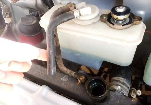 新手解惑：新车1万8千公里，冷却液低于刻度线，需要全部换掉吗？