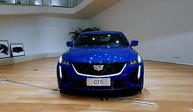凯迪拉克CT5实拍，2.0T+10AT，尺寸远超宝马3系