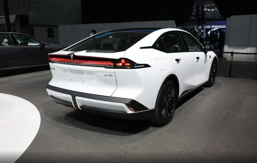 “借坡下驴”？新款深蓝SL03新添入门版，价格或下调至14.99万起