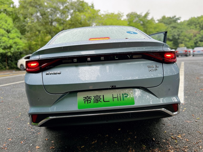 10万级插混，油耗仅3.8L，吉利帝豪L HiP冠军版：动力省油我全要