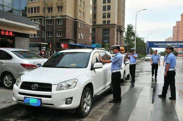 后续报道来了！举报违停车，短短两个月赚了32万，这钱烫手吗？