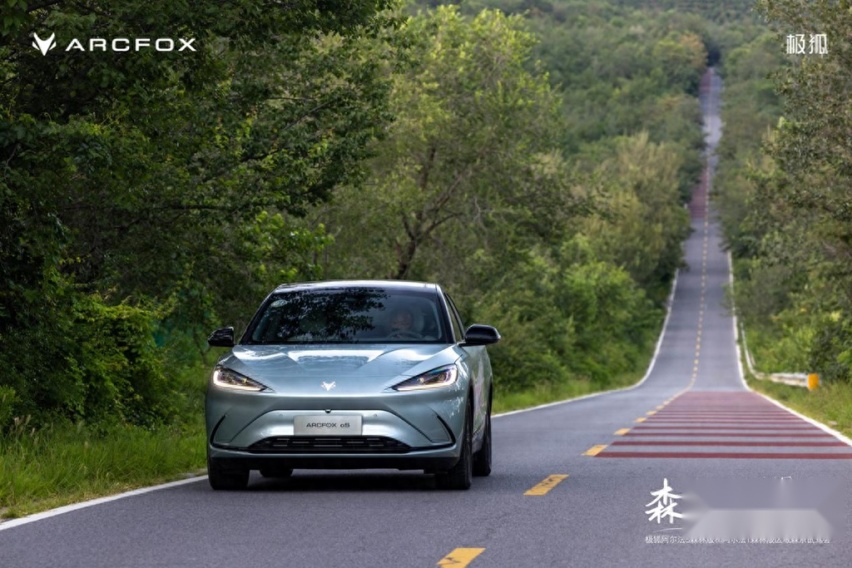 20万元级纯电SUV 极狐汽车森林版绿色的健康座舱全面的智能配置