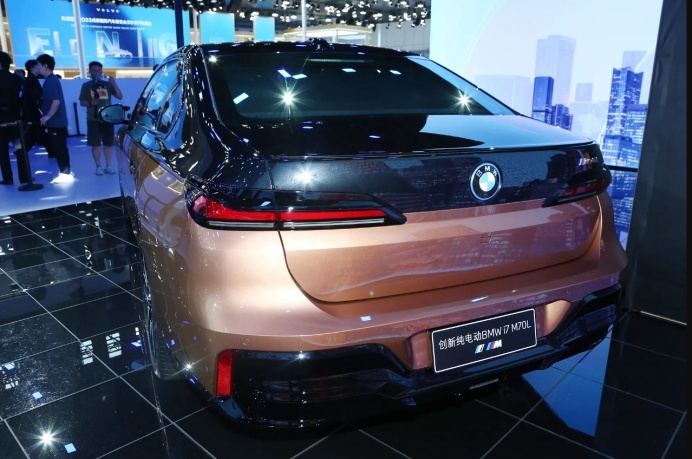 最贵油改电？宝马i7 M70L卖189.9万，660马力3.7秒破百