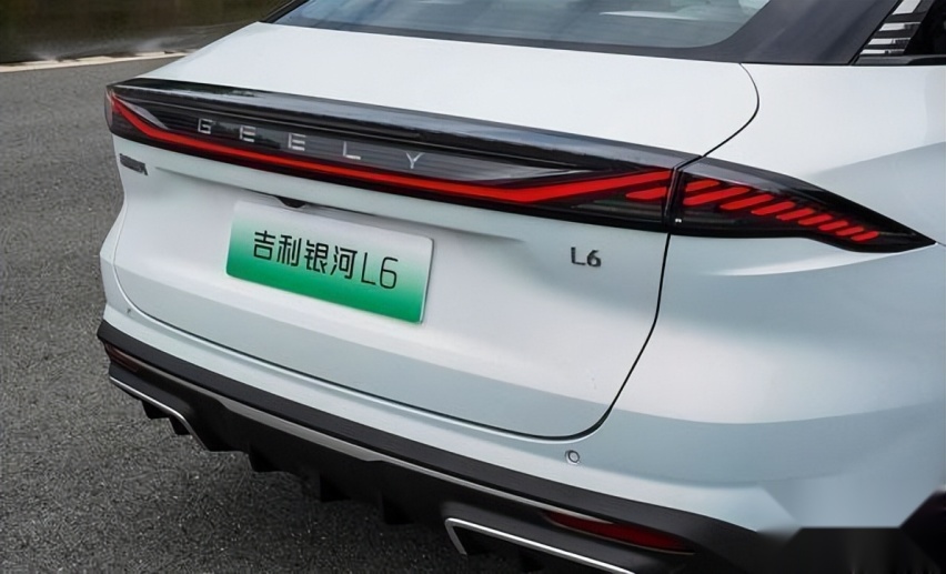 定位A+级插电混动轿车，科技配置一堆，车友吐槽“太热”