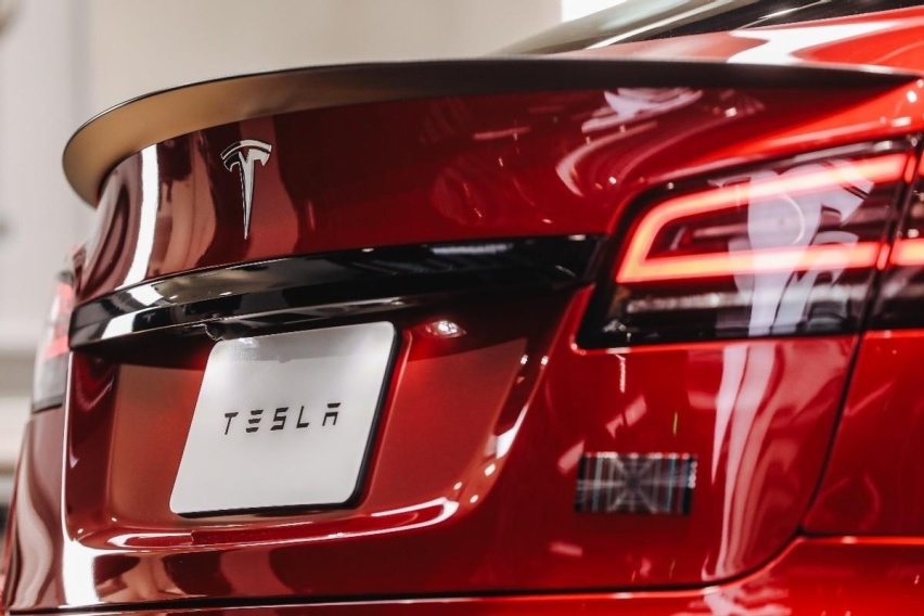 零百仅需2.1秒，特斯拉Model S Plaid空降成都，机器人同步