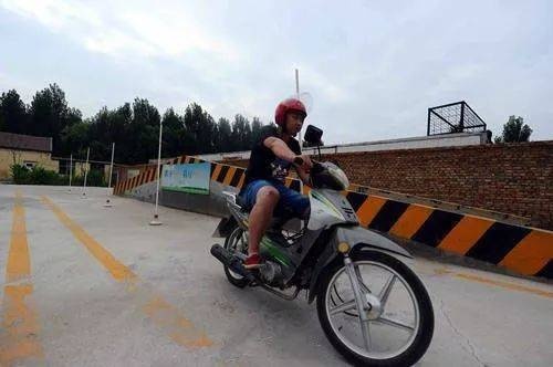 C本可以骑摩托车吗？没“增驾”当然是不行，不懂我来教你