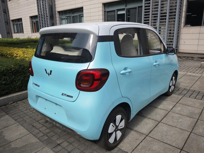 第四代宏光MINIEV实车到店，增四门版+自动驻车，续航205km