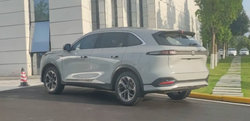 第4代长安CS75 PLUS实车曝光，前脸用力过猛，能重回单车榜一吗？