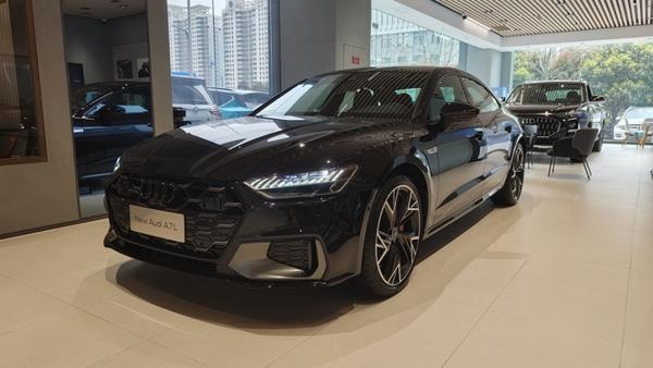 无框车门+大溜背，配3.0T V6动力，实拍新款上汽奥迪A7L