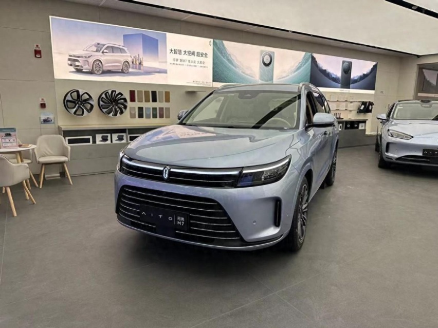 打卡商场展厅：新问界M7热度很高，但它更懂得吸引年轻人