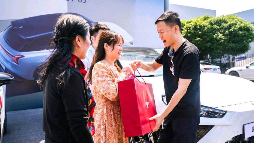 “卷产品”又“卷服务”，哪吒汽车CEO张勇保姆式服务到底