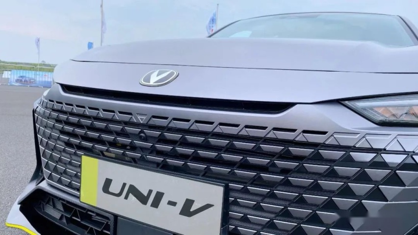 变化不止设计，场地试驾长安UNI-V 2.0T版本：开起来很过瘾