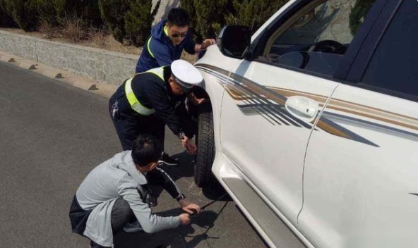 高速上汽车爆胎怎么办？老司机：教你几招，这才是最正确的做法