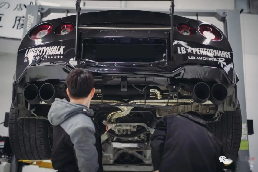 再次进化的日产GT-R R35，单单机舱就放进了两台思域的价格