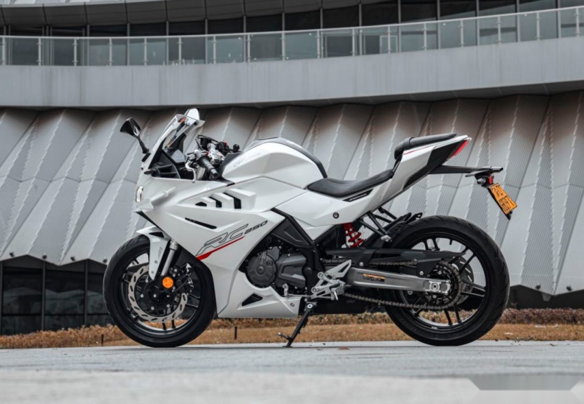 入手价不到1.5万？纯白赛科龙RC250：标配ABS、TCS，新手首选