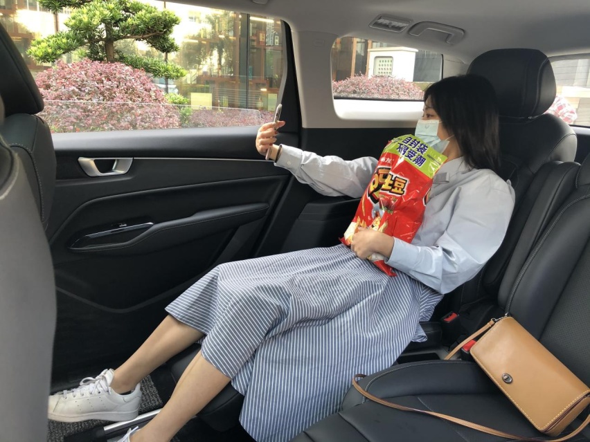 夫妻长期挤POLO出行,家有2老1小,换4座银标五菱皆大欢喜