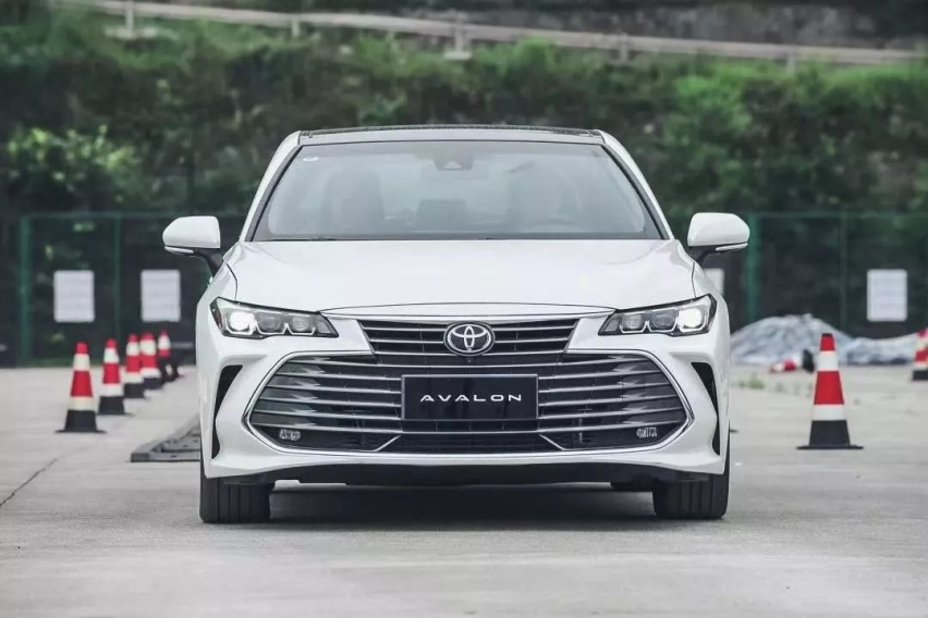 亚洲龙2.0L售19.98万起，这价格这能威胁到凯美瑞吗？