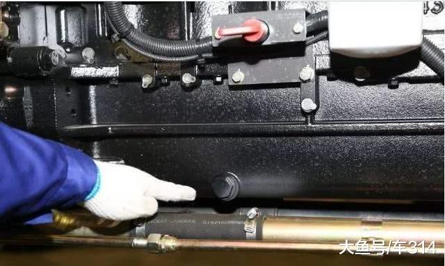 新买的66万奔驰 没出大门发动机就漏油 究竟是因为啥