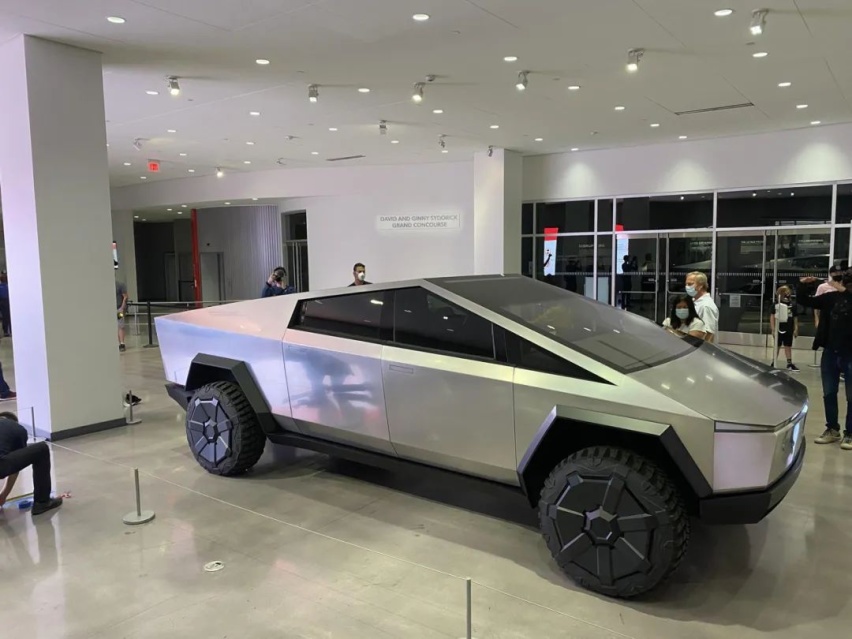 Cybertruck 下线，「一代鸽王」是怎样炼成的？
