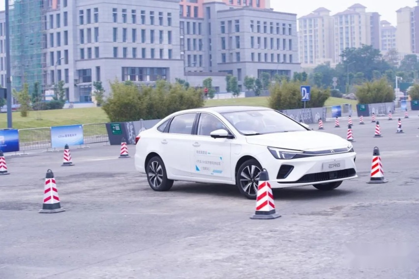 长续航、超快充、强动力，代替燃油车的点这台ER6都有