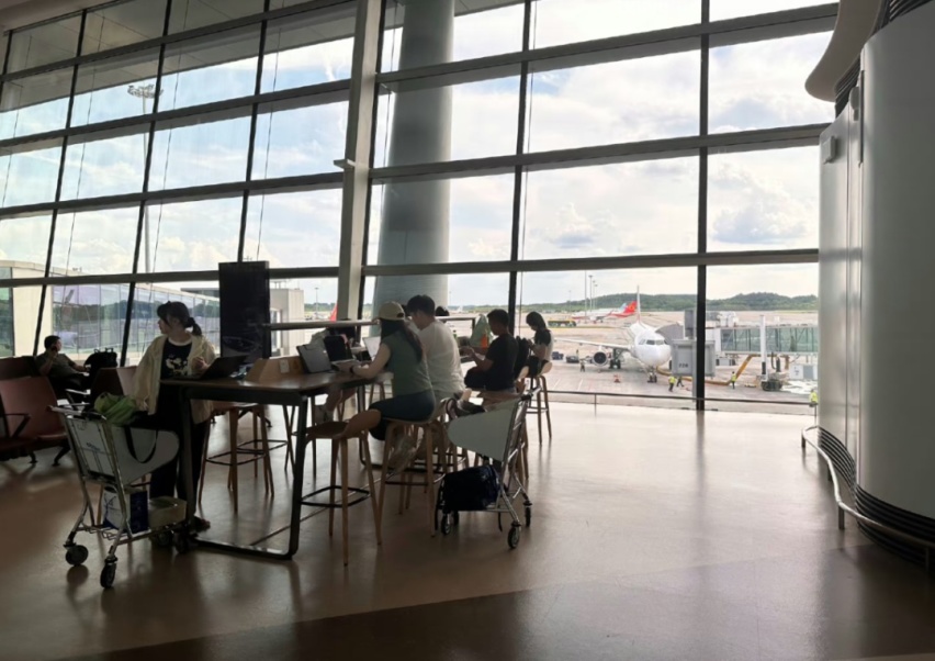 成都出租车司机：市区拉不到客，机场接一单排七八个小时