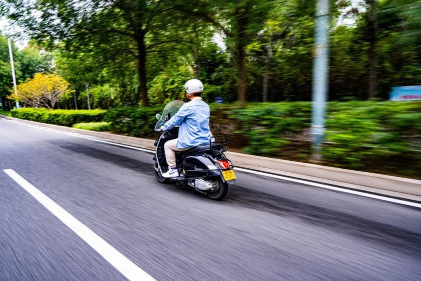 一台Vespa，加100块钱油，获得女神同款快乐。