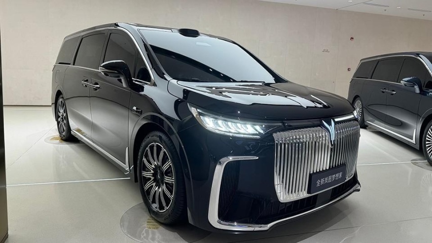 华为首款MPV，智驾几乎追上问界M9，底盘才是遥遥领先？