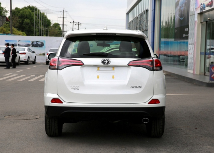 老款荣放RAV4，轴距2660mm，2.0L自吸配合CVT