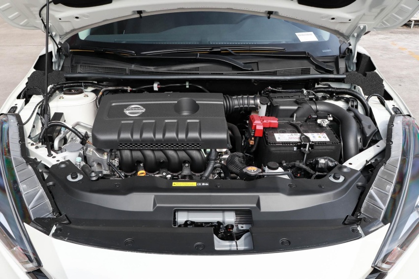体验日产蓝鸟，油耗低至5.2L，搭载1.6L发动机，起售价12.59万