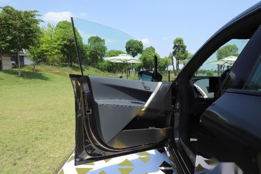 3.8秒破百的旗舰SUV！实拍宝马iX，能不能在市场支棱起来