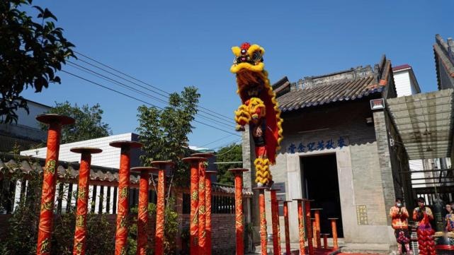 观醒狮、享地道美食、制石湾公仔，赛那广府文化家庭日顺利举办