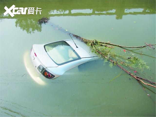 为什么汽车掉入水后很少人能逃出来?这样做,一定能保命!