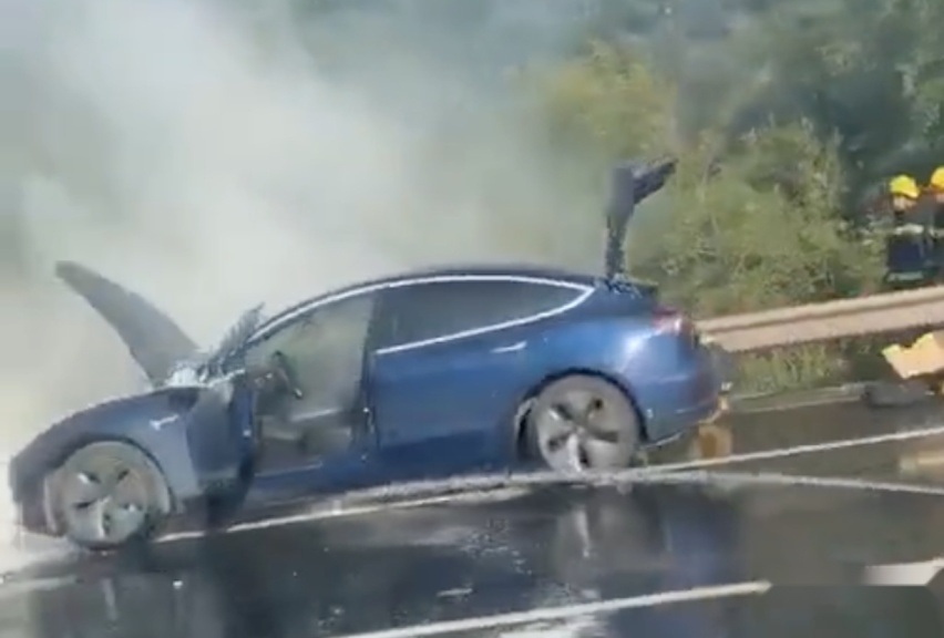 一波未平一波又起，特斯拉又出事儿了，竟然起火了