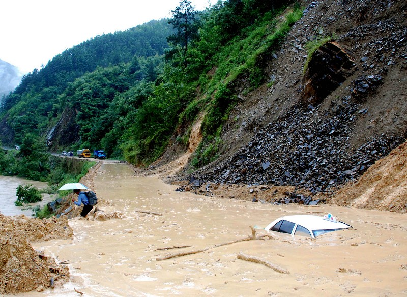 暴雨遇困，车主如何自救？