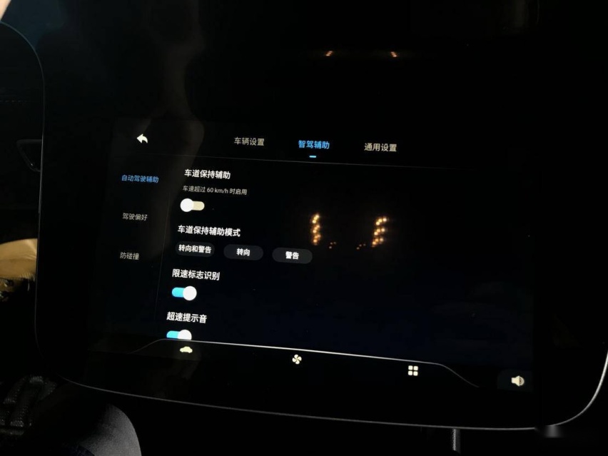 采用“7”字形三联屏 实拍体验 HYCAN 007