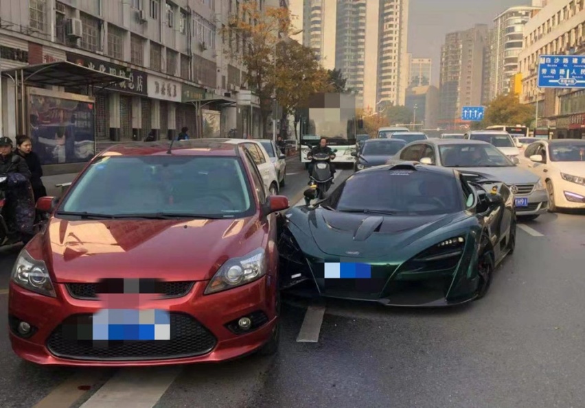 普通人撞了豪车，真的需要卖房赔偿，从此毁一生吗？