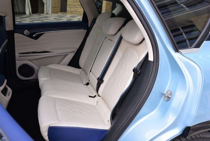 售价30万以上的高端新品牌SUV，单月交付3330台，谁的不眠夜？