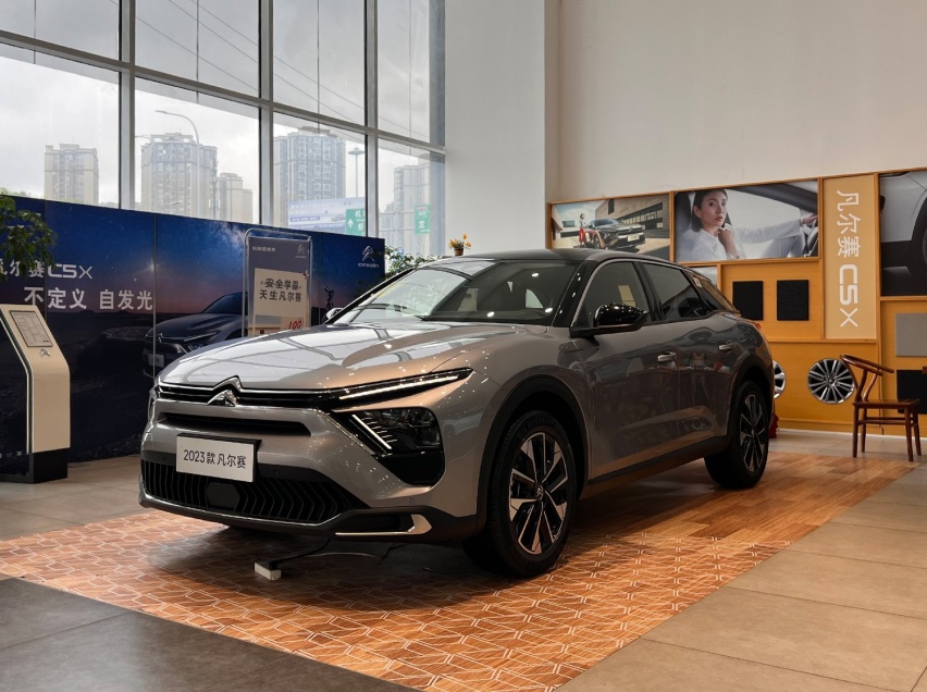 实拍2023款凡尔赛C5 X：除了出众的颜值，科技配置进一步升级！