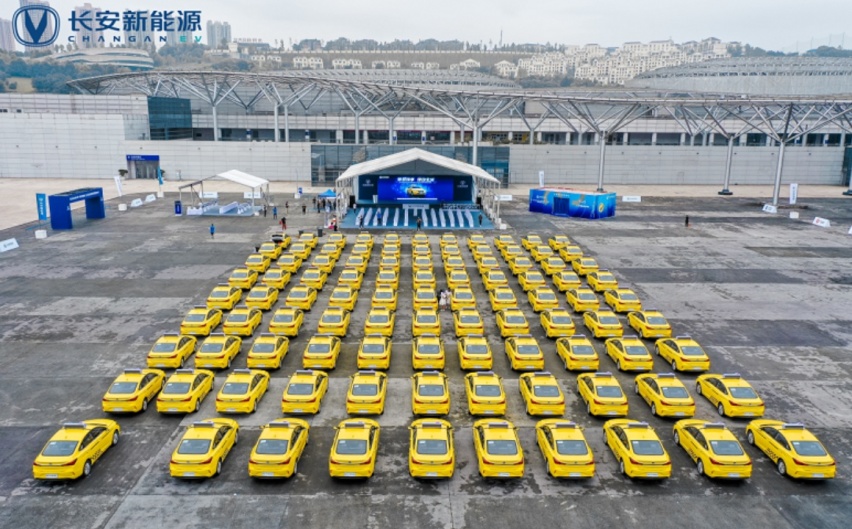 重庆“黄色法拉利”更新｜长安逸动EV460换电版，20秒即换电