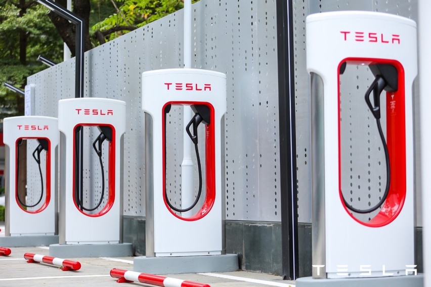 露营外挂！ 盘点特斯拉汽车“黑科技”之出游篇