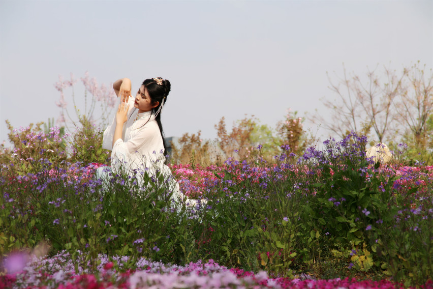 #踏青必备座驾#于汉服小妹自驾雪佛兰开拓者邂逅布拉格香草园
