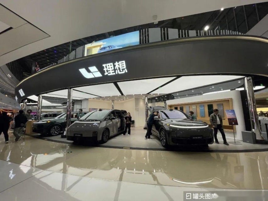 车企大佬纷纷搞起直播，雷军余承东们逼急“老先生”？