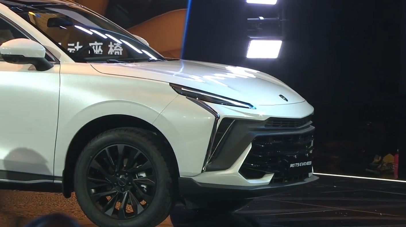 快評風(fēng)行T5 EVO狂飚版:入門價下調(diào),設(shè)計、動力大升級 快評風(fēng)行T5 EVO狂飚版:入門價下調(diào),設(shè)計、動力大升級